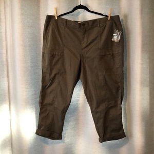 NWT Twill Capri